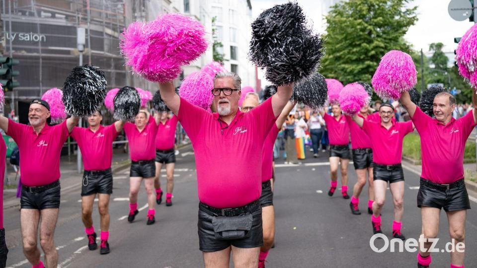 Im Cheerleader-Outfit beim CSD in Düsseldorf Bild: Benjamin Westhoff/dpa