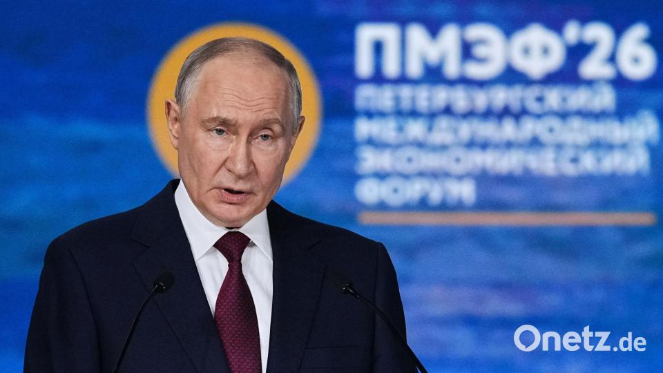 Kremlchef Wladimir Putin lehnte beim Wirtschaftsforum das Angebot des ukrainischen Präsidenten Wolodymyr Selenskyj zu einem Treffen für direkte Friedensgespräche ab. Bild: Dmitri Lovetsky/AP/dpa