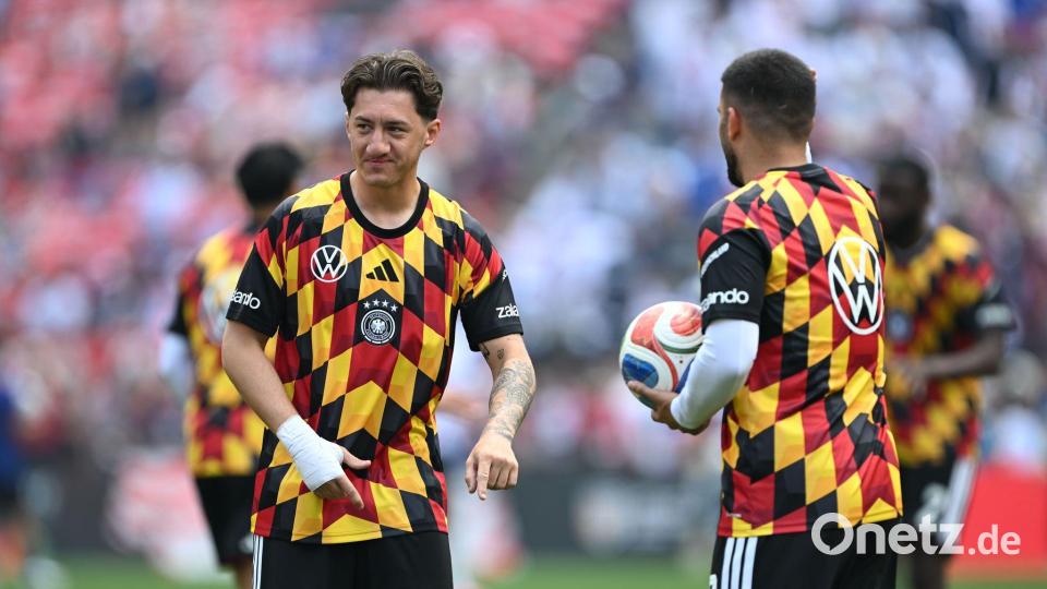Angelo Stiller (l) im bunten DFB-Look. Bild: Federico Gambarini/dpa
