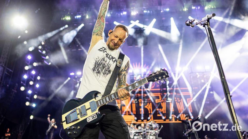 Michael Poulsen, Sänger und Gitarrist der dänischen Metal-Band Volbeat, steht mit seiner Band auf der Bühne beim Open-Air-Festival Rock im Park. Bild: Daniel Karmann/dpa