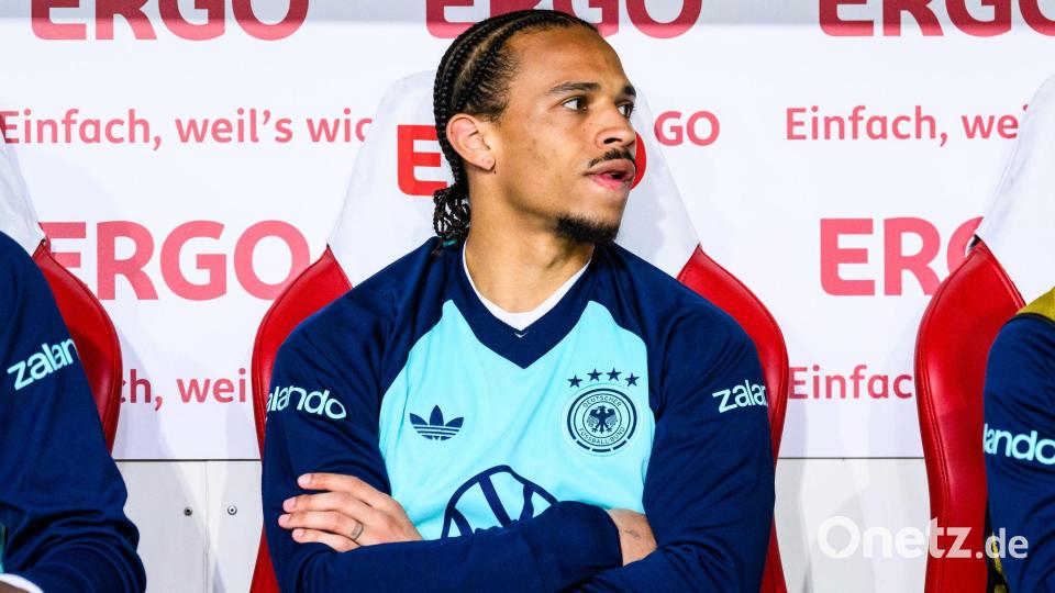 Für Leroy Sané, hier auf der Ersatzbank gegen Finnland, könnten sich die WM-Aussichten schlagartig verändern. (Archivbild) Bild: Tom Weller/dpa