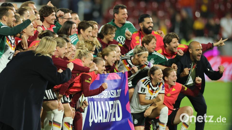 Die deutsche Mannschaft jubelt nach dem Sieg in der WM-Qualifikation gegen Norwegen. Bild: Rolf Vennenbernd/dpa