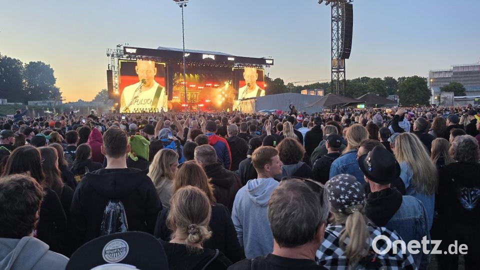 Gitarrenriffs, Moshpits und Crowdsurfer sorgen für Gänsehautmomente. Bild: Richard Kirschner
