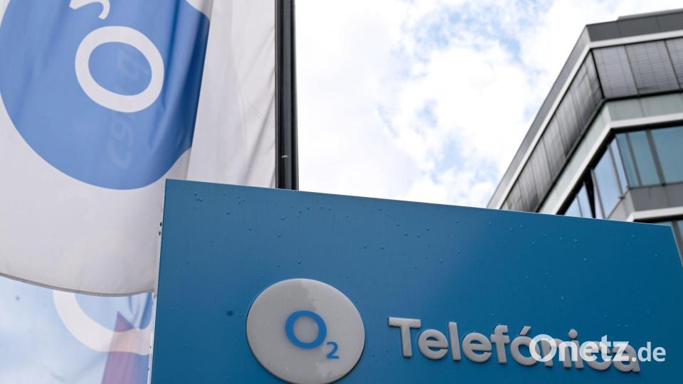 Das O2-Logo samt Fahnen ist vor dem Düsseldorfer Standort der Firma zu sehen - früher war in dem Gebäude die E-Plus-Zentrale, 2014 schluckte O2 den Wettbewerber. Bild: Wolf von Dewitz/dpa