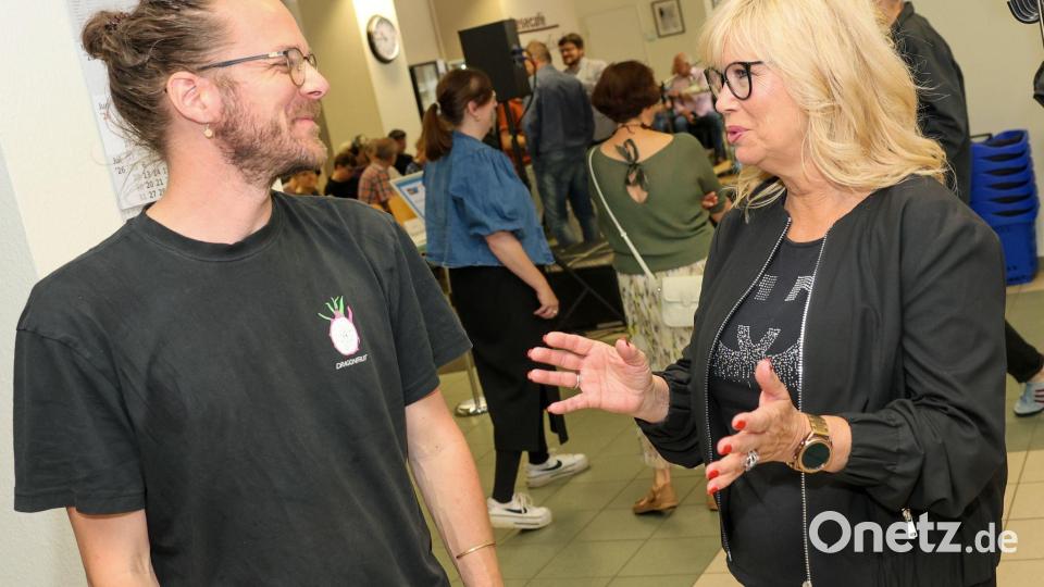 Vor der Lesung tauschten sich Autor Arne Semsrott und Magdeburgs Oberbürgermeisterin Simone Borris (parteilos) aus. Bild: Peter Gercke/dpa