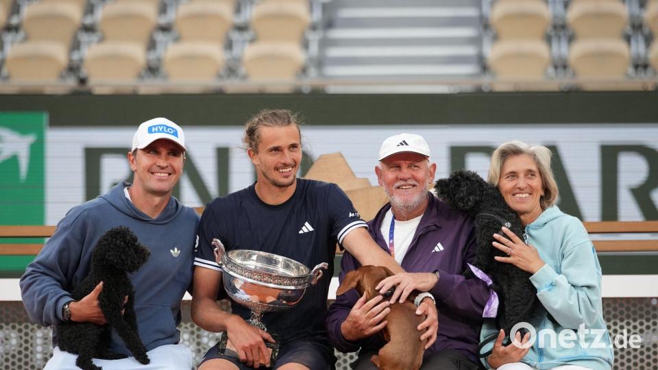 Alexander Zverev (2.v.l) mit seinem Bruder (l), Vater und seiner Mutter. Bild: Christophe Ena/AP/dpa