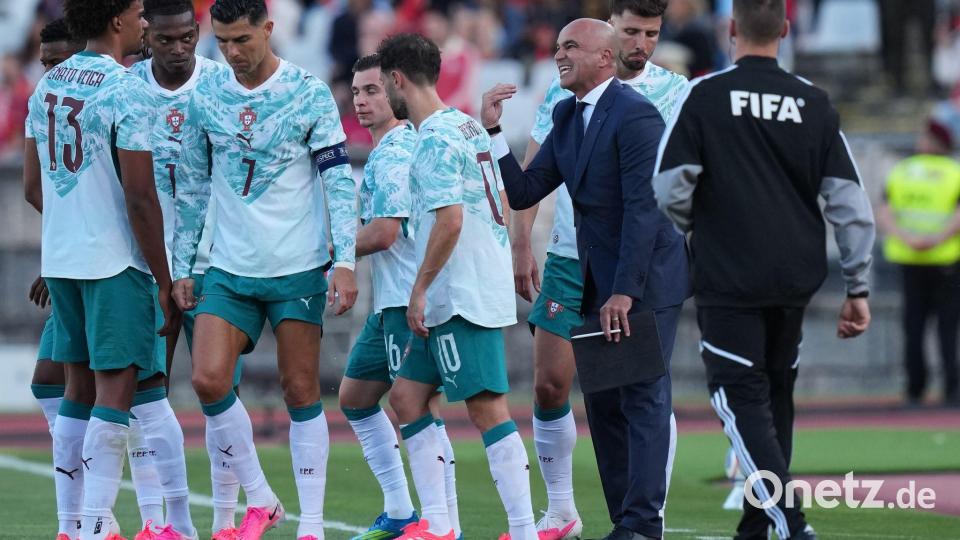 Cristiano Ronaldo (3.v.l.) und Portugal setzten sich souverän gegen Chile durch. Bild: Armando Franca/AP/dpa