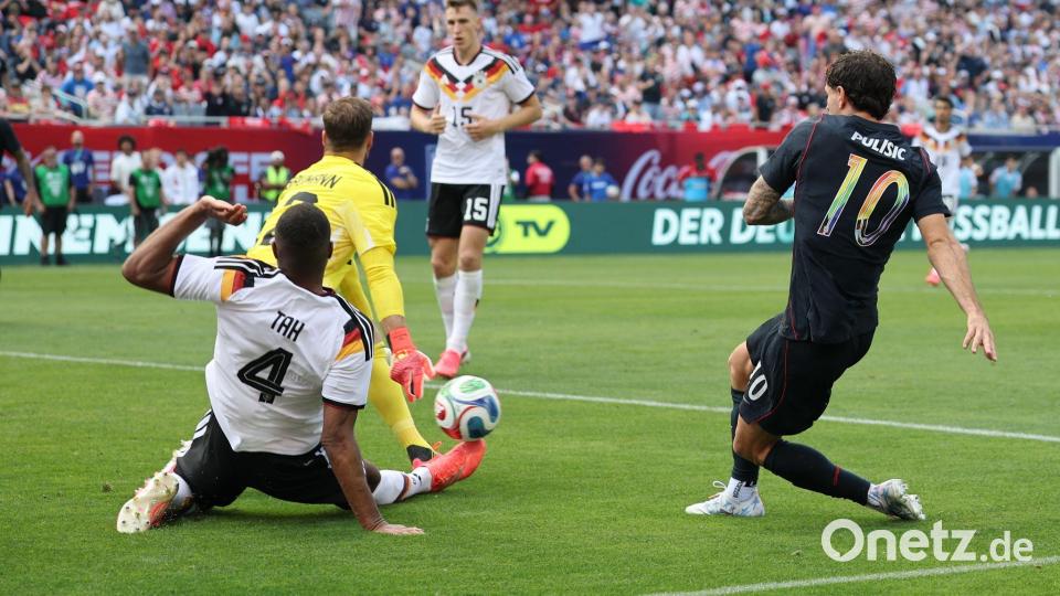 Oliver Baumann wehrt einen Schuss von Christian Pulisic (r) ab. Links Jonathan Tah. Bild: Christian Charisius/dpa
