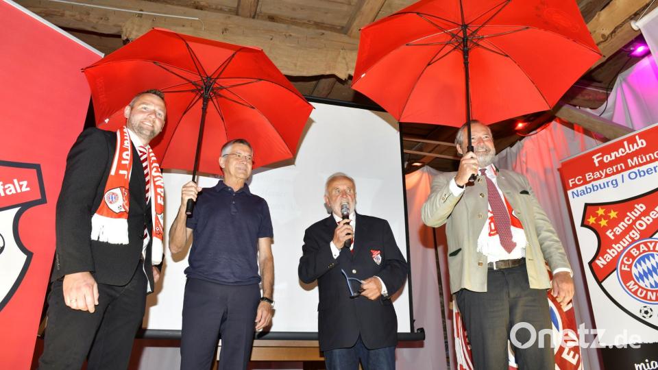 Gut beschirmt: Bayern-Präsident Herbert Hainer (Zweiter von links) war Gast beim 35-jährigem Jubiläum des Fanclubs Nabburg/Oberpfalz. Zusammen mit Nabburgs Bürgermeister Frank Zeitler (rechts) war er Ehrenschirmherr. Fanclub-Chef Bernd Hofmann (Zweiter von rechts) und sein "Vize" Sebastian Nerger begrüßten den Gast vom Rekordmeister. Bild: Hubert Ziegler