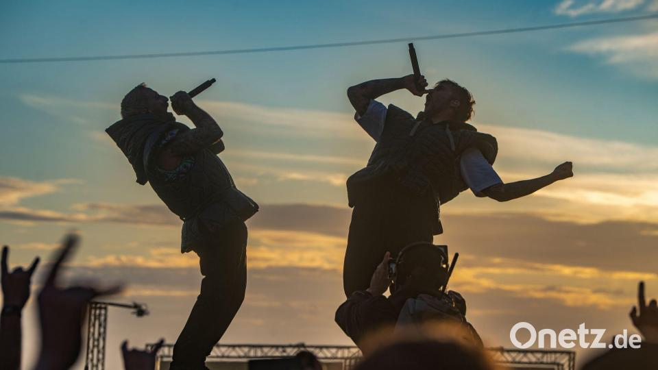Die beiden Sänger der deutschen Metalband Electric Callboy stehen auf der Utopiastage. Bild: Thomas Frey/dpa