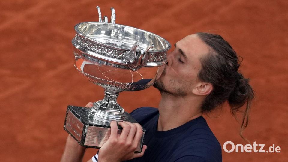 Zverev gibt der Trophäe einen Kuss. Bild: Thibault Camus/AP/dpa