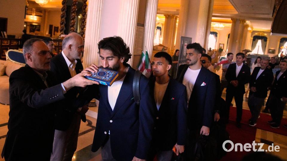 Irans WM-Team darf nur am Spieltag in die USA. (Archivbild) Bild: Khalil Hamra/AP/dpa