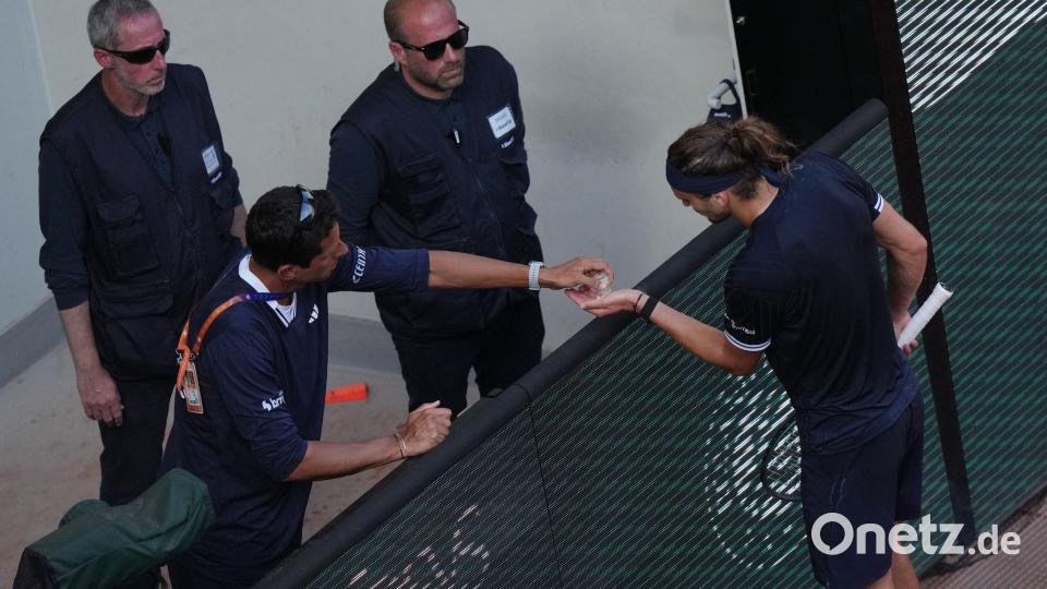 Zverev brauchte während des Matches Hilfe. Bild: Aurelien Morissard/AP/dpa
