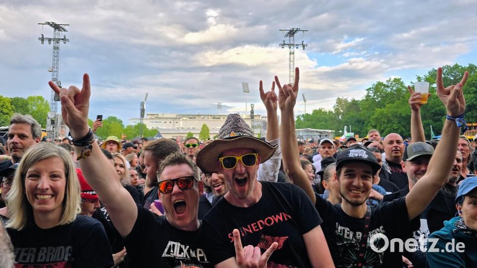 Gute Laune bei den Alter-Bridge-Fans. Bild: Richard Kirschner