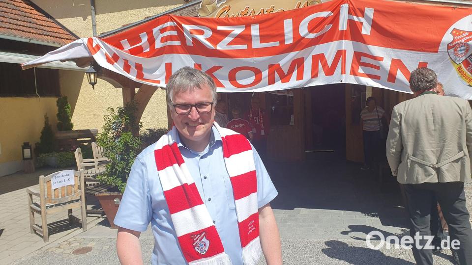 Pfarrer Michael Hirmer ist großer Bayern-Fan. Am Sonntag war er auch beim Jubiläum des Fanclubs Nabburg/Oberpfalz dabei. Bild: Hubert Ziegler
