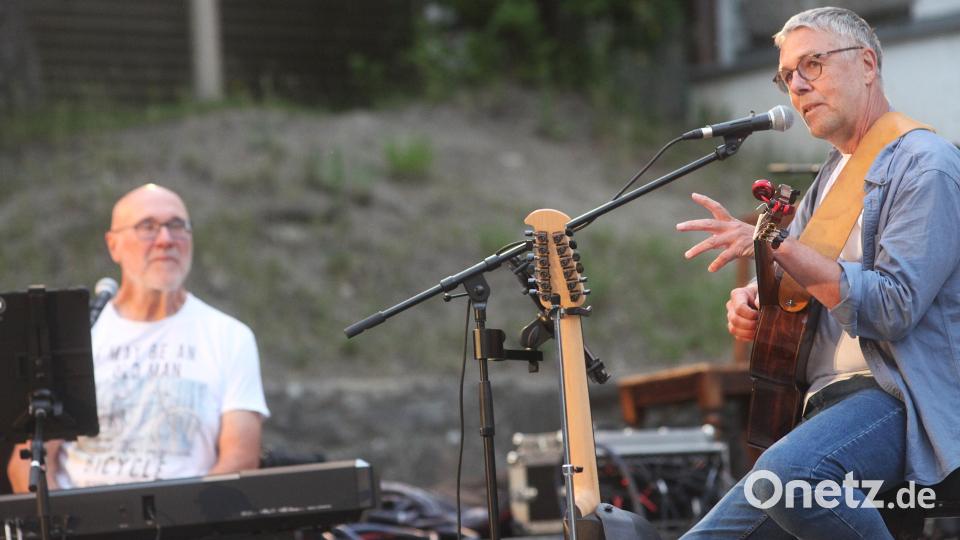 Die Schwandorfer Liedermacher Mike Schulz (rechts) und Andy Schaumberger (links) feierten am Samstag im Neunburger Schlosshof ihr 40-jähriges Bühnenjubiläum. Bild: Rudolf Hirsch
