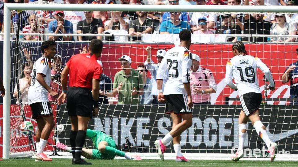 Leroy Sané (r) bei seinem Siegtor mit dem starken linken Fuß. Bild: Christian Charisius/dpa