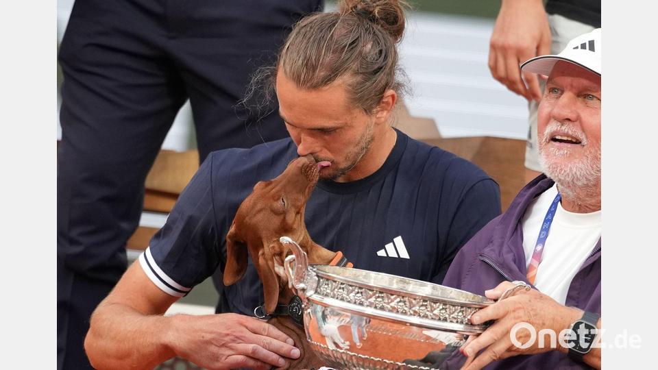 Dackel-Kuss fürs Herrchen - Zverev gewinnt French Oen Bild: Christophe Ena/AP/dpa