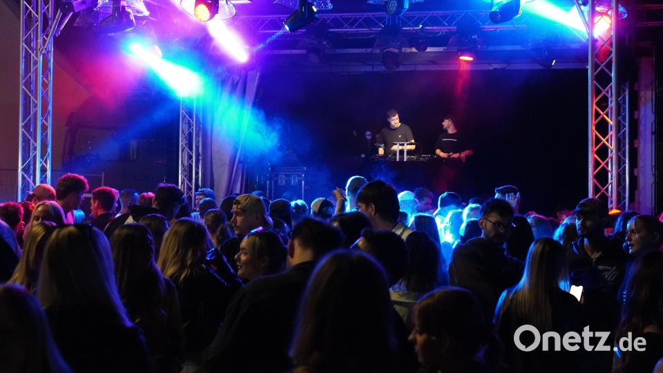 DJ Bass X und DJ FabX bringen mit saftigen Beats die Feiernden so richtig in Partylaune. Bild: jma