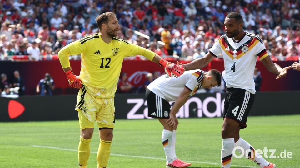 Oliver Baumann und Jonathan Tah klatschen sich im Spiel gegen die USA ab. Bild: Christian Charisius/dpa