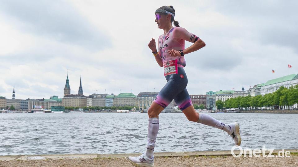 Kam als Zweiter der Ironman-EM in Hamburg an: Laura Philipp. Bild: Georg Wendt/dpa
