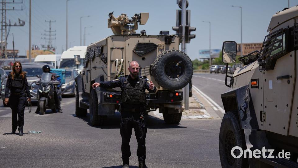 Einsatzkräfte der Polizei am Ort eines Anschlags in Israel. Bild: Ariel Schalit/AP/dpa