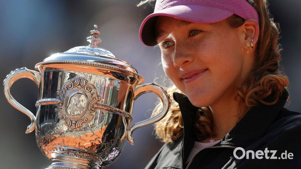Mirra Andrejewa lächelt mit der Trophäe in den Händen. Bild: Aurelien Morissard/AP/dpa