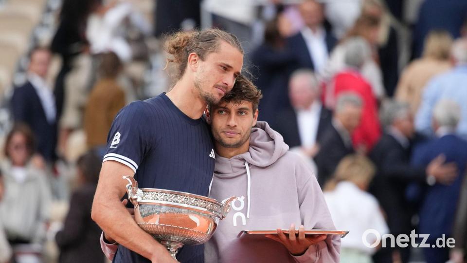 Zverev (l) tröstet Finalgegner Cobolli Bild: Christophe Ena/AP/dpa