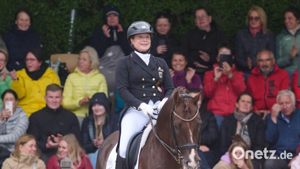Überragte wieder einmal: Isabell Werth nach ihrem Sieg in der Kür auf Viva Gold. Bild: Bernd Thissen/dpa