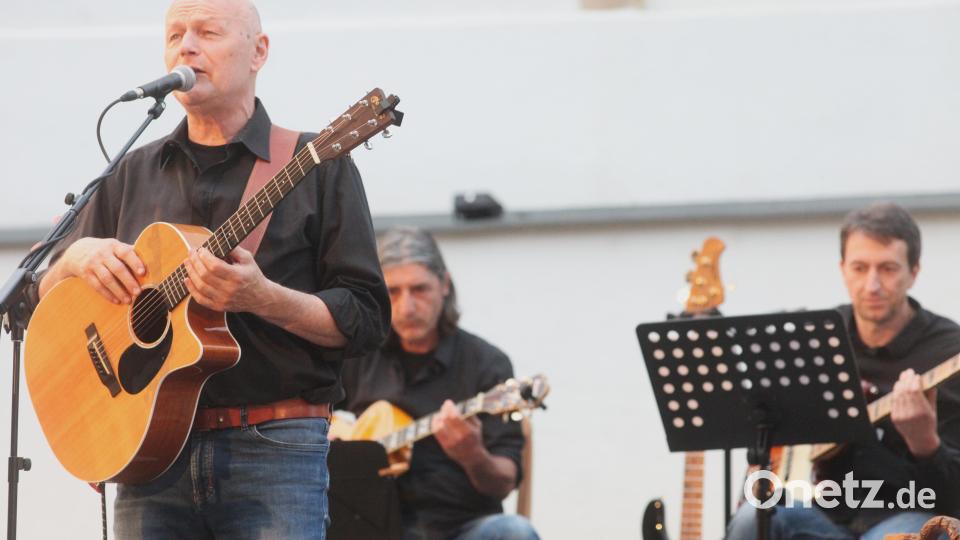 Gittarrist und SängerJürgen Zach wirbt mit seiner Band "Just One More" für Toleranz und singt gegen den "Dampf über unserem Land" an. Bild: Rudolf Hirsch