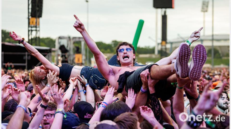 Nicht nur die Besucherinnen und Besucher feierten die Auftritte. Viele Bands bedankten sich ausdrücklich für die gute Stimmung. Bild: Daniel Karmann/dpa