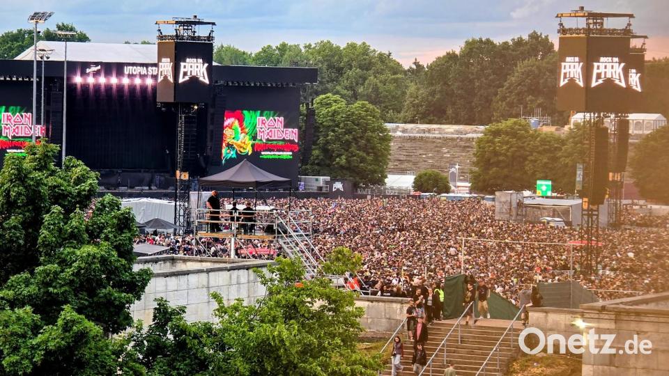 Die Fans warten auf Iron Maiden. Bild: Richard Kirschner