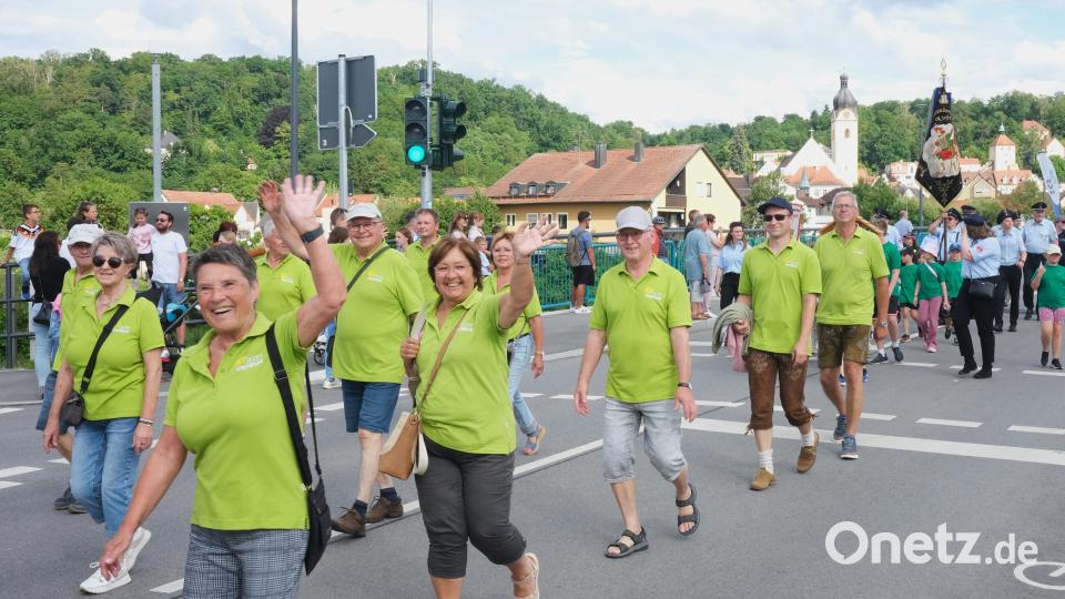 Gut gelaunt zogen die Mitglieder des Gartenbau- und Ortsverschönerungsvereins Klardorf über die Naabbrücken zum Volksfestplatz. Bild: Rudolf Hirsch