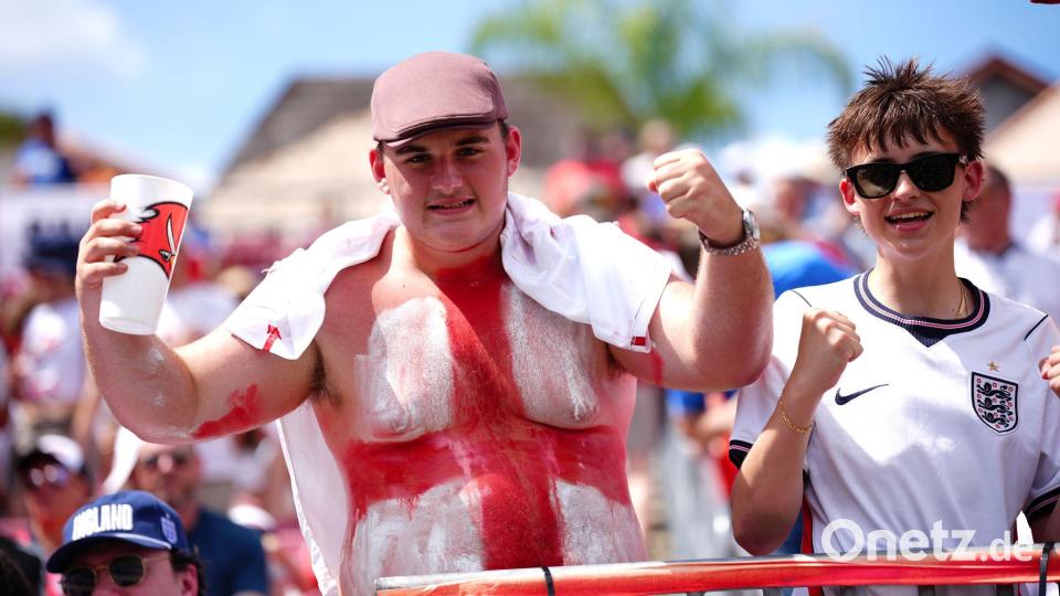 Ein englischer Fan feiert auf der Tribüne. Bild: Bradley Collyer/PA Wire/dpa
