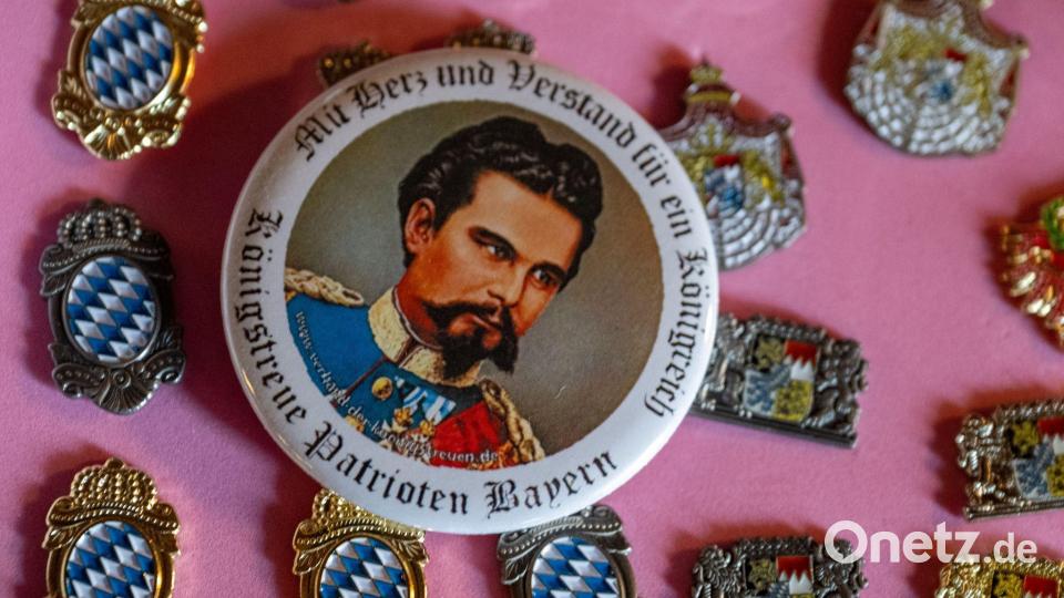 Von König Ludwig II. gibt es Anstecker, Bierkrüge und T-Shirts. Archivbild: Stefan Puchner/dpa