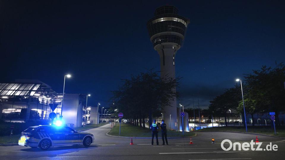Polizei stand vor dem Flughafentower. Bild: Sven Hoppe/dpa