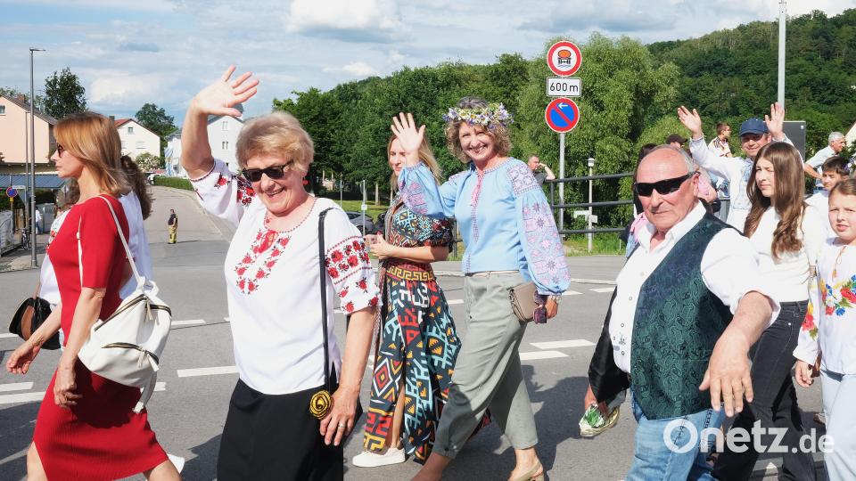 Die Mitglieder des Ukraine-Vereins „Neue Heimat Schwandorf“ präsentierten sich in heimatlicher Tracht. Bild: Rudolf Hirsch