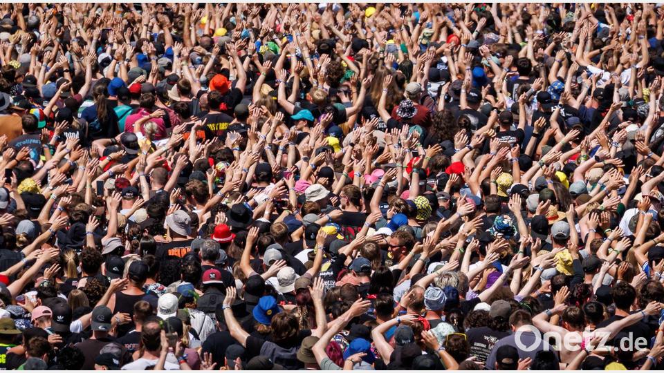 Am letzten Festivaltag feierten die Musikfans schon beim ersten Konzert auf der Hauptbühne kräftig mit. Bild: Daniel Karmann/dpa