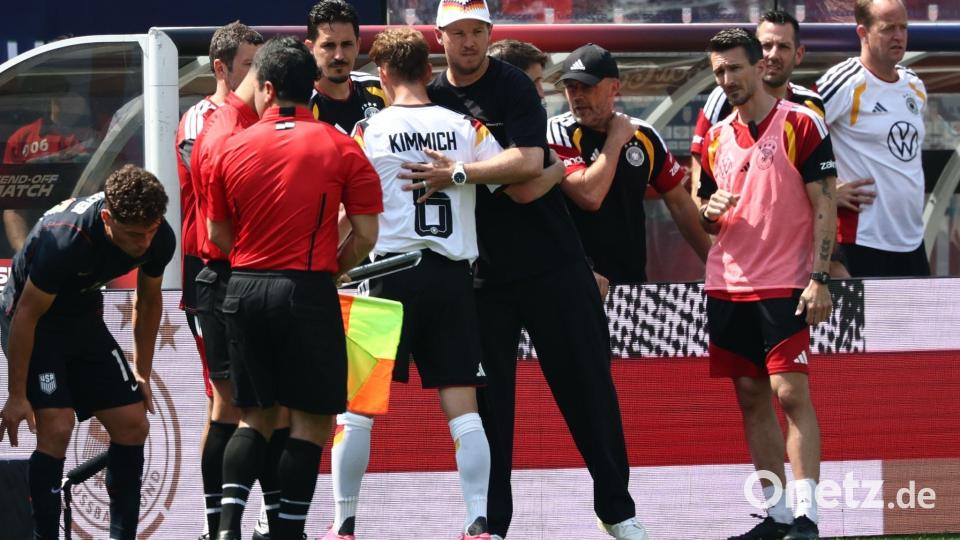 Julian Nagelsmann bedankt sich bei Joshua Kimmich. Bild: Christian Charisius/dpa