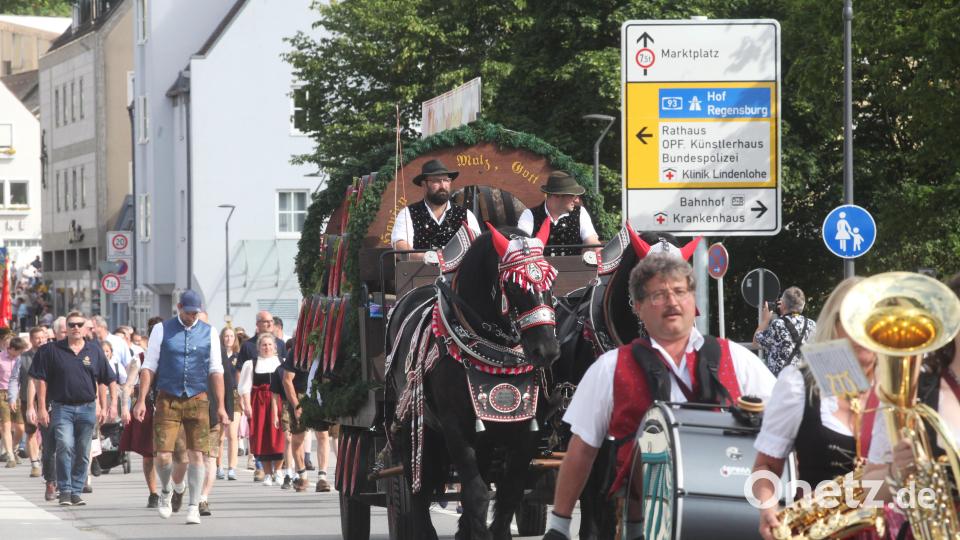 Die prächtig geschmückten Brauereipferde zogen den Wagen mit den Bierfässern. Bild: Rudolf Hirsch