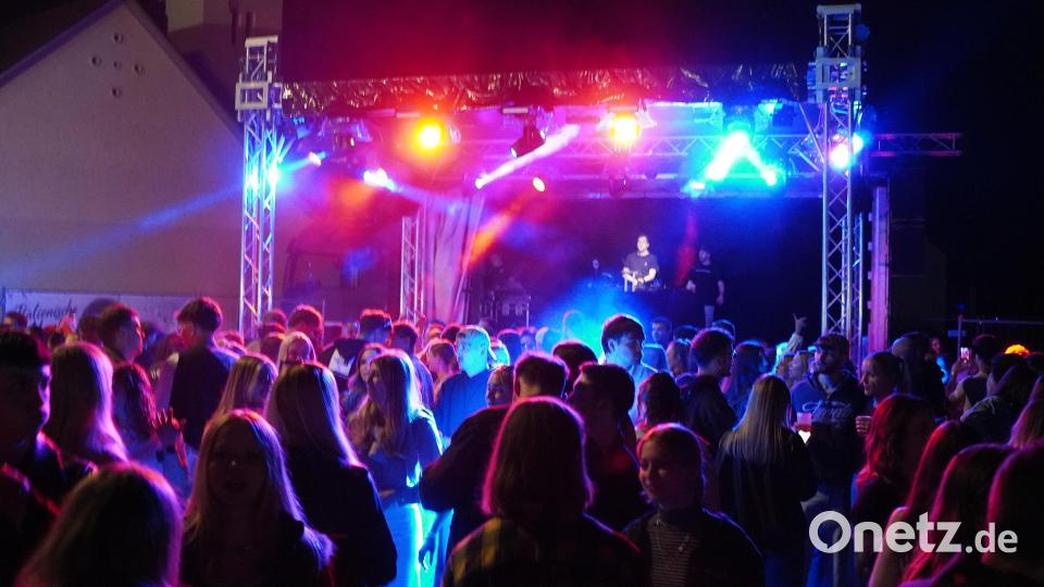 DJ Bass X und DJ FabX bringen mit saftigen Beats die Feiernden so richtig in Partylaune. Bild: jma