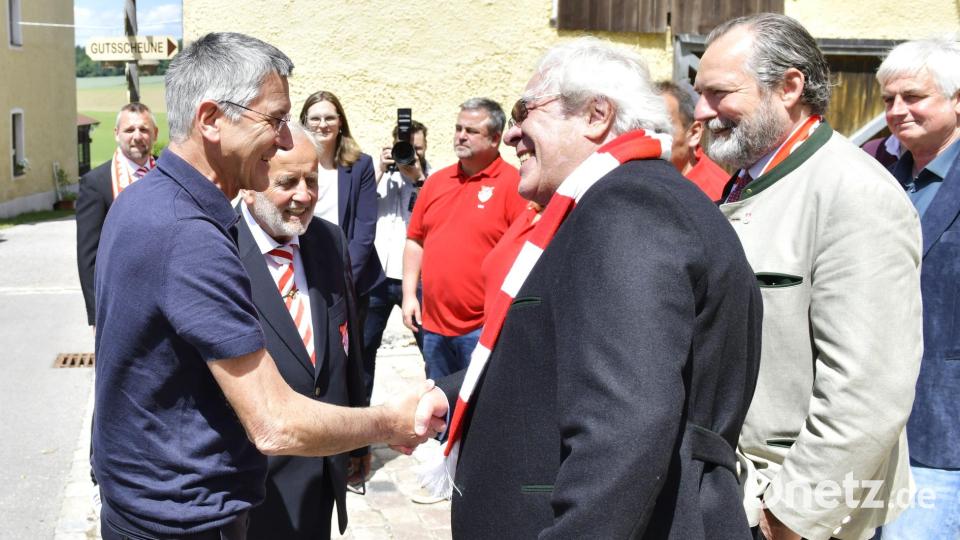 Besuch von Bayern-Präsident Herbert Hainer beim Bayern-Fanclub Nabburg. Hausherr Burkhard Graf Beissel von Gymnich begrüßt ihn. Bild: Hubert Ziegler