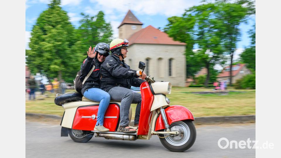 DDR-Nostalgie, die gute Laune macht: Ein Paar ist auf einem "Troll" Roller unterwegs. Bild: Patrick Pleul/dpa