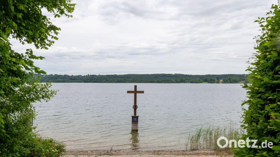 Ein Kreuz im Starnberger See markiert die Stelle, an der König Ludwig II. vor 140 Jahren tot gefunden wurde. Bild: Peter Kneffel/dpa