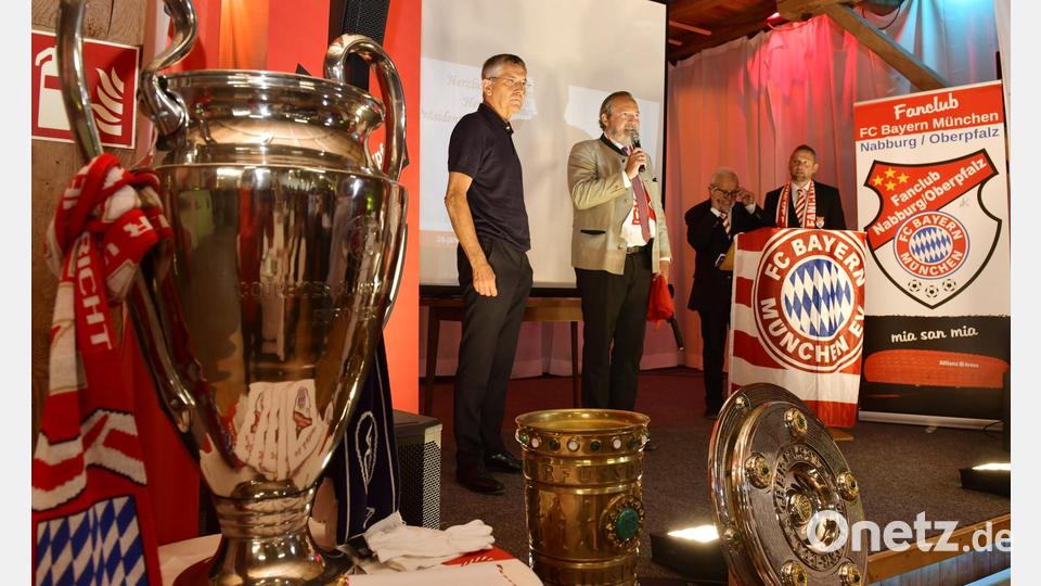 Bayern-Präsident Herbert Hainer (links) war am Sonntag beim Jubiläum des Bayern-Fanclubs Nabburg zu Gast. Bild: Hubert Ziegler