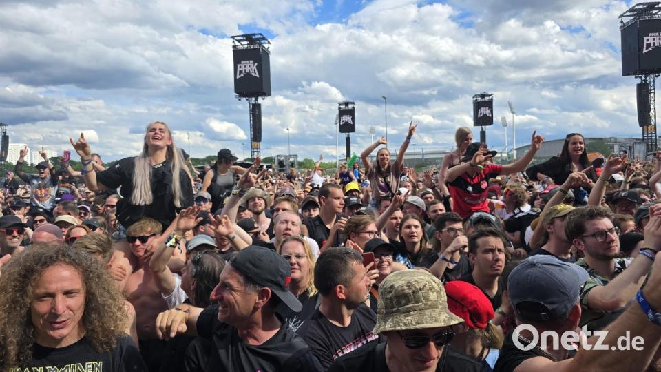 Warten auf Iron Maiden: Die Vorfreude steigt. Bild: Richard Kirschner