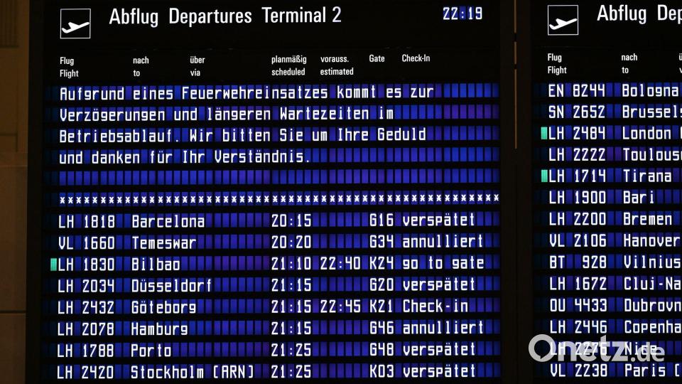 Die Anzeigetafeln des Flughafens zeigten etliche verspätete und annullierte Flüge an.. Bild: Sven Hoppe/dpa