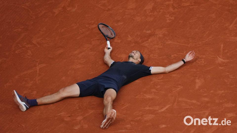 Zverev liegt auf dem Platz - Jubel nach Sieg Bild: Aurelien Morissard/AP/dpa