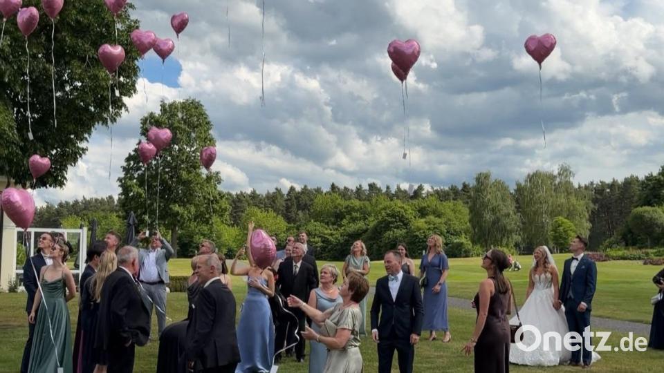 Luftballons mit Wünschen für das Brautpaar steigen in den weißblauen Himmel. Bild: Siegfried Bock