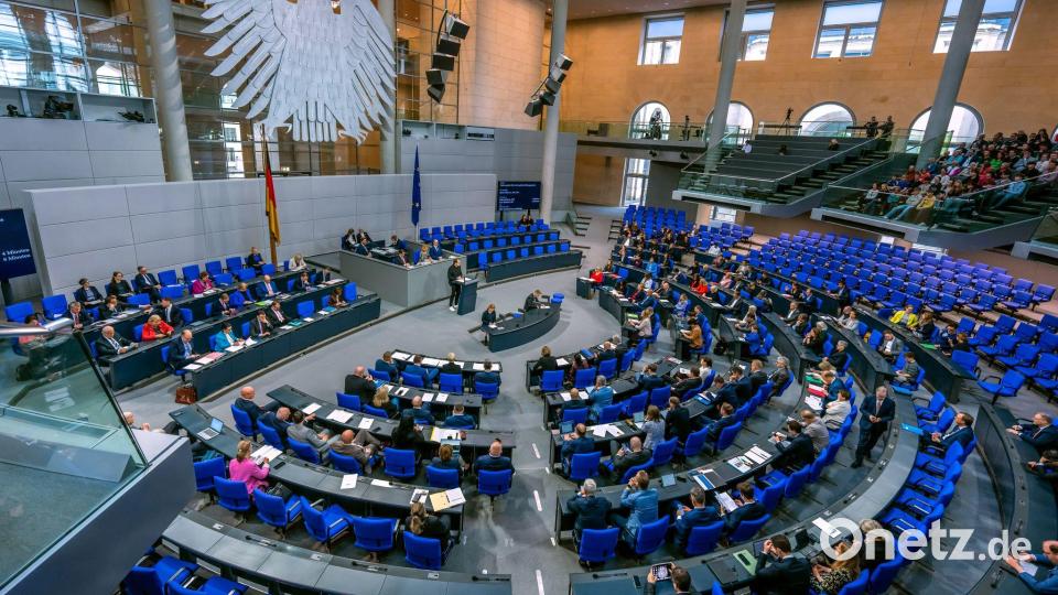 Der Bundestag zählt heute 630 Abgeordnete - dabei wollen Union und SPD es belassen. (Archivfoto) Bild: Michael Kappeler/dpa